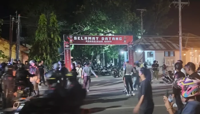 Ricuh Demo di Gorontalo, Polisi Pukul Mundur Massa Hingga ke Kampus
